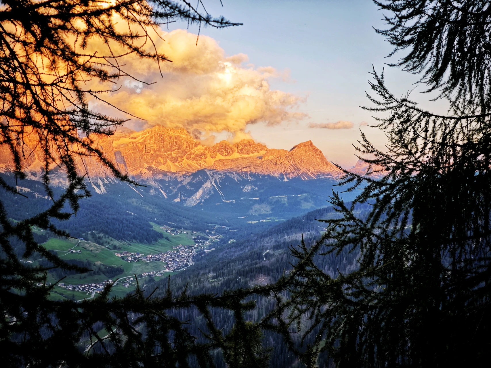 Enrosadira über den Fanes: Der Dolomit färbt sich bei Sonnenuntergang rosa