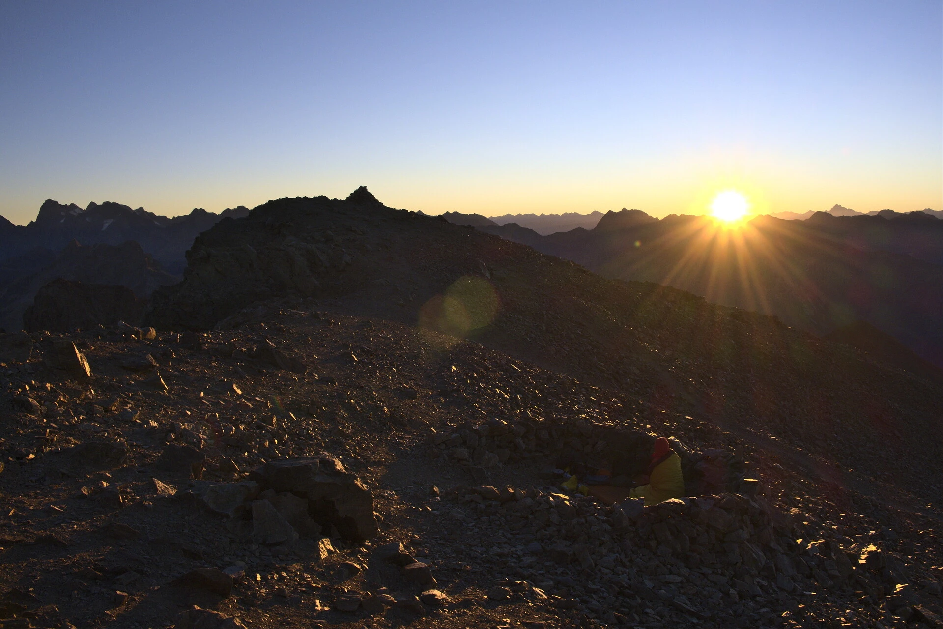 Biwakzelt auf dem Grat des Vieux Chaillol bei Sonnenaufgang
