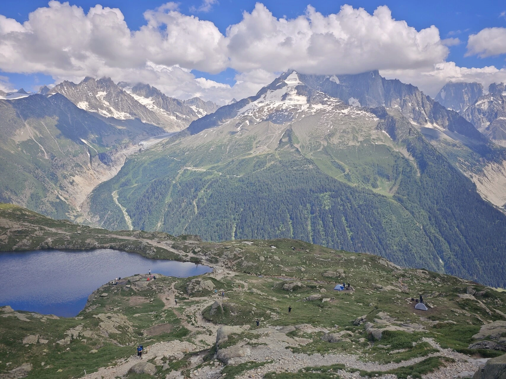 Die Chéserys, der dem Lac Blanc nächstgelegene Sektor, in dem sich die Nacht im Zelt reservieren lässt, gegenüber der Aiguille du Chardonnet