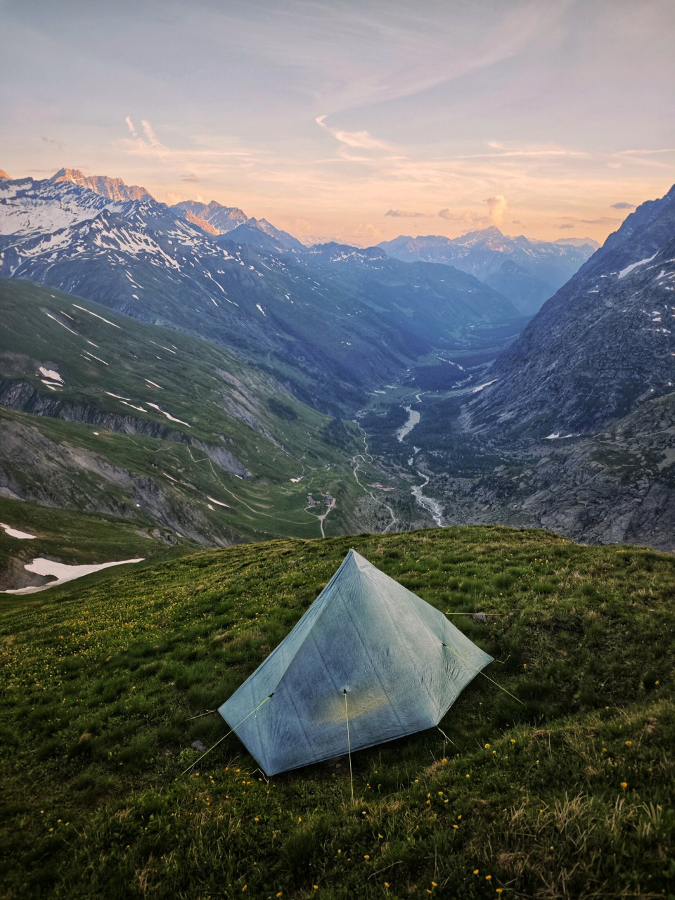 Zeltbiwak in der Abenddämmerung auf der Tour du Mont-Blanc Anfang Juni