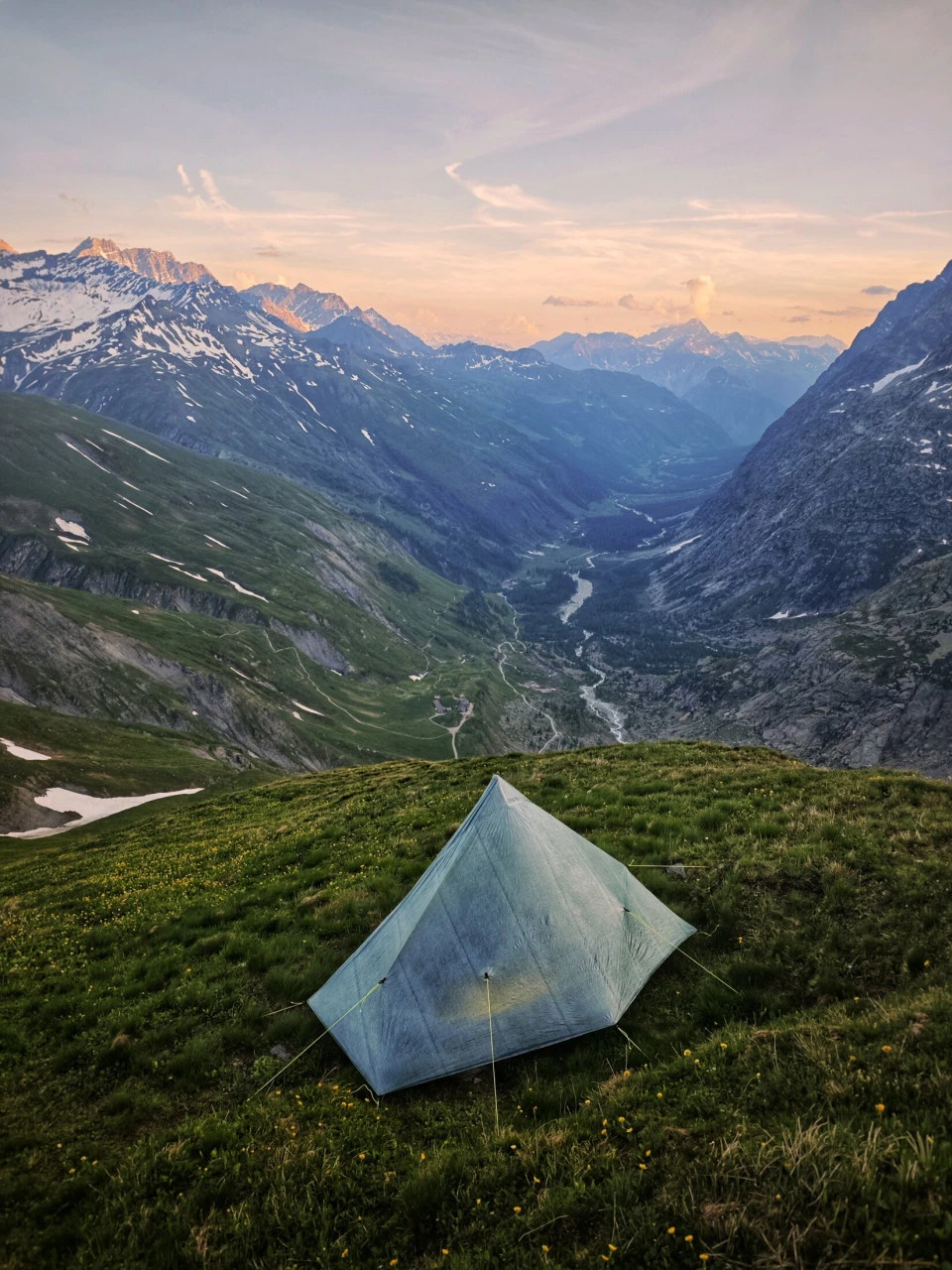 Bivouac sous tente au crépuscule sur le Tour du Mont-Blanc début juin