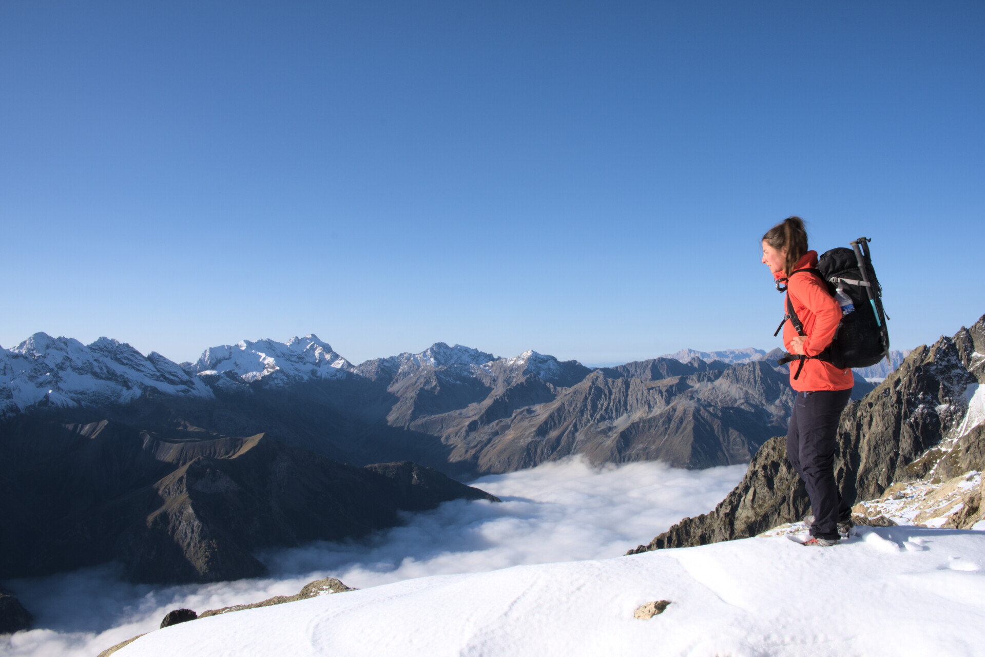 Wanderin auf einem Grat über dem Wolkenmeer, Valgaudemar