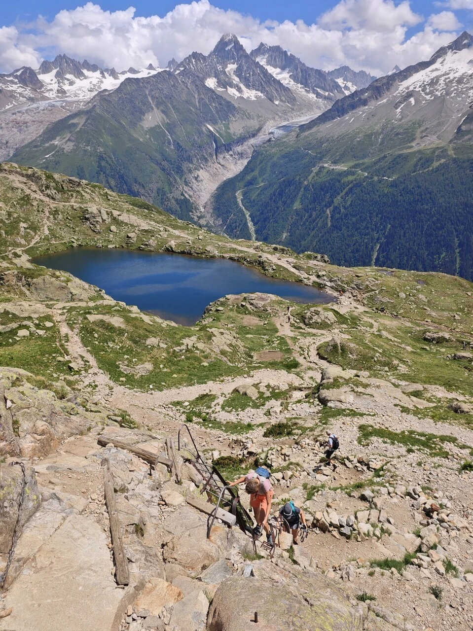 Wanderer in den Leitern oberhalb der lacs des Chéserys, im Hintergrund der glacier d'Argentière
