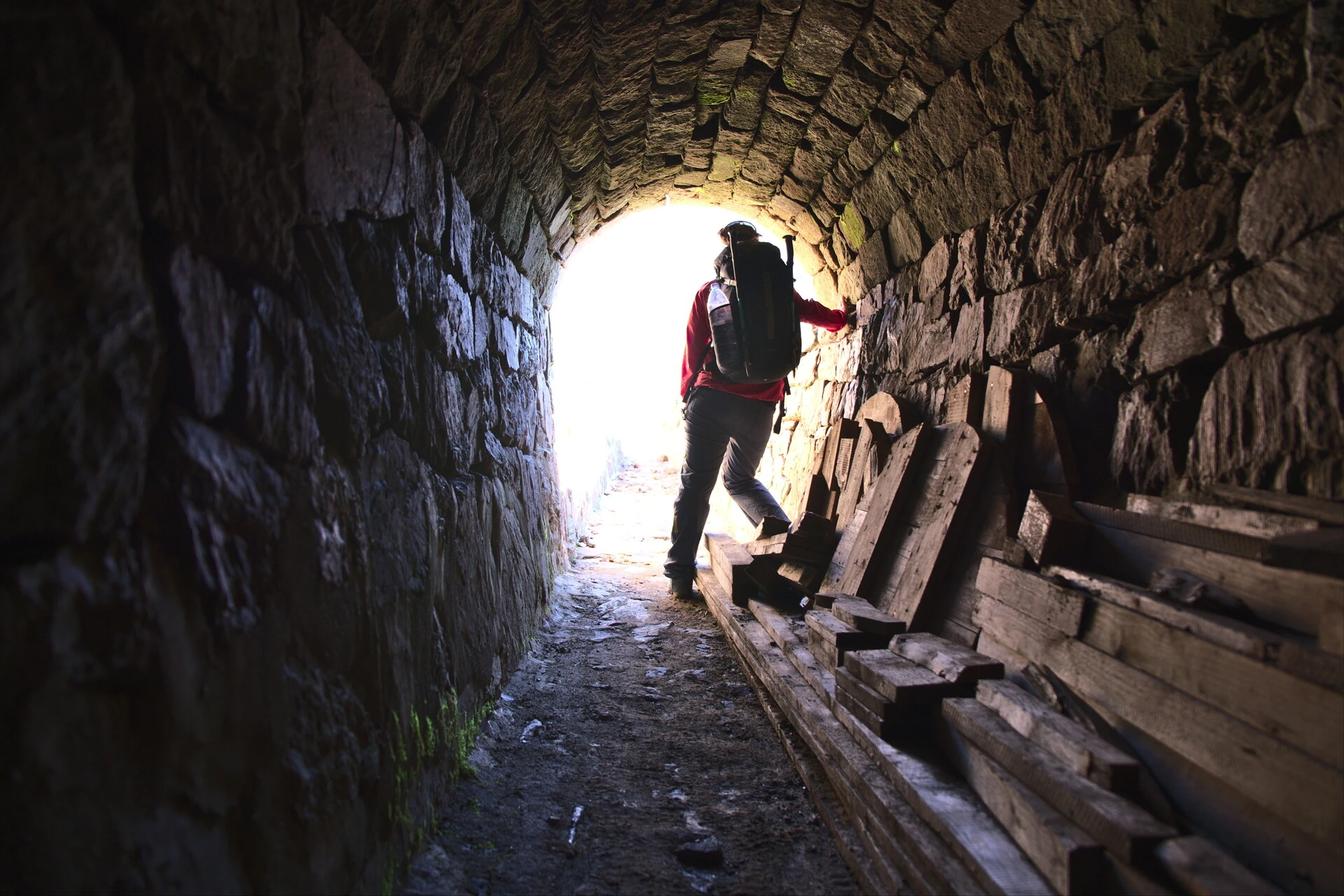 Wanderer in einem gemauerten Stollen des Canal de Malcros