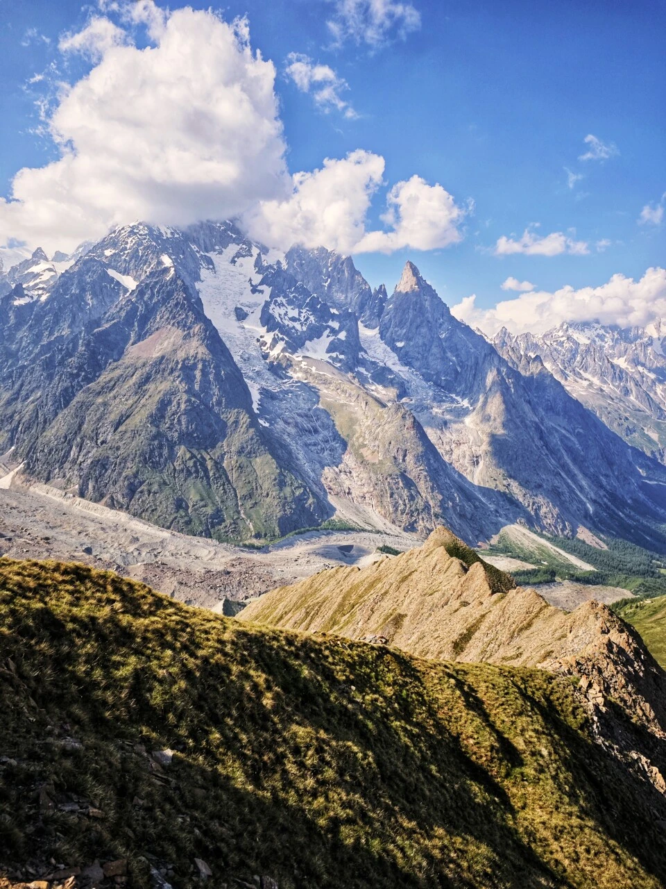 Die Grandes Jorasses vom Kamm des Mont de la Saxe aus