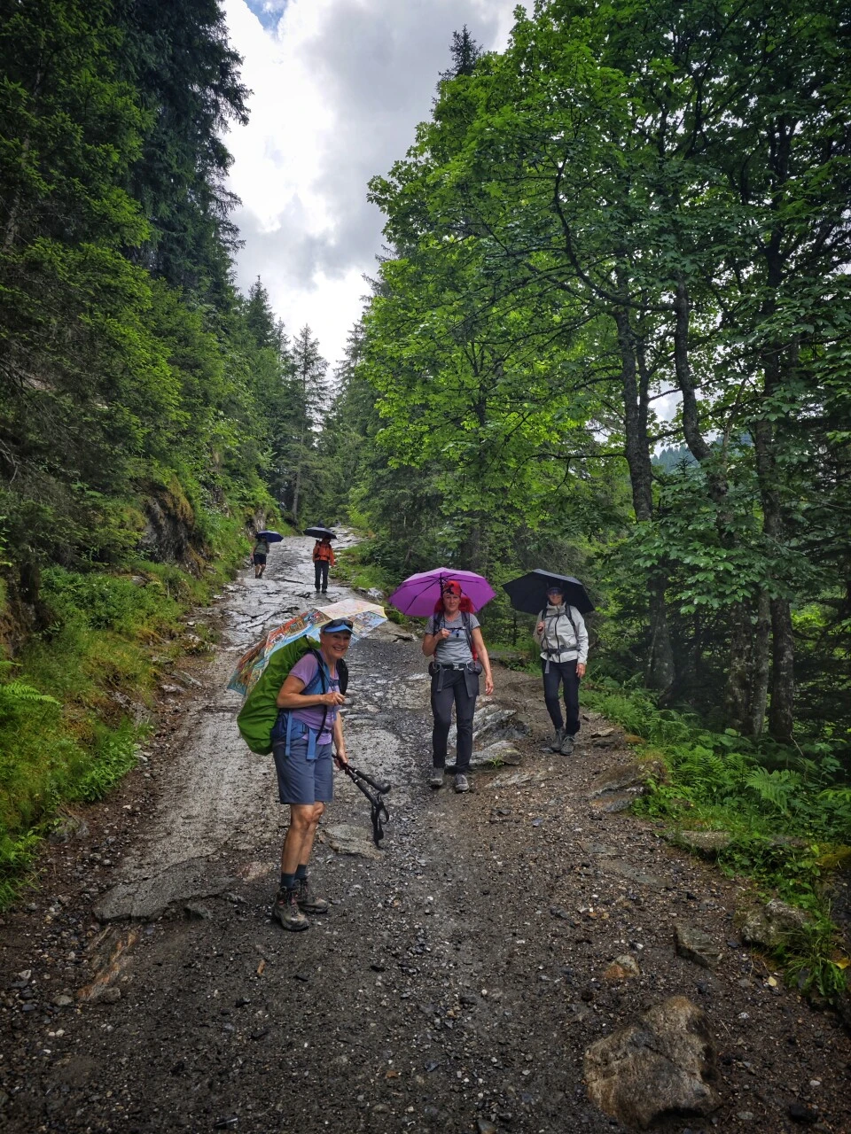 Regen gehört zur Tour dazu: drei Länder, drei Talseiten, selten dasselbe Wetter
