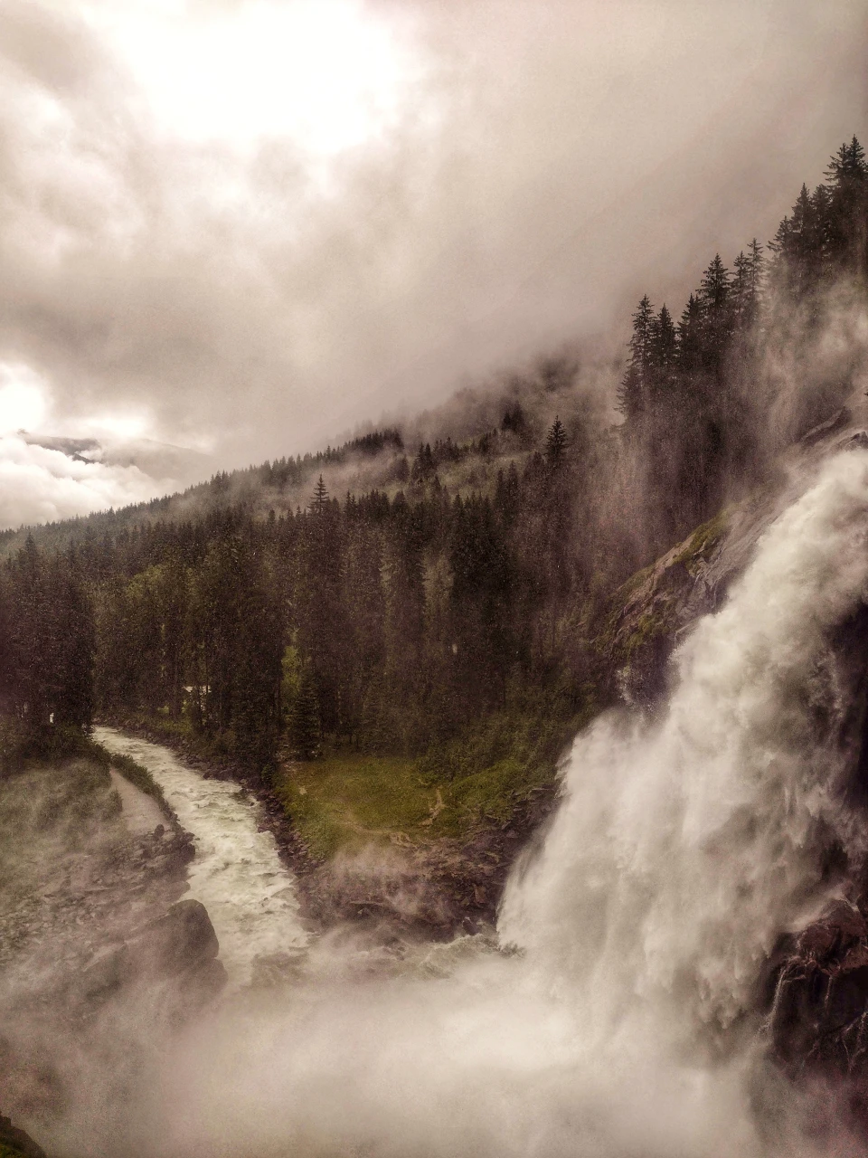 Die Krimmler Wasserfälle, 380 m in 3 Stufen, am Ausgang des Krimmler Achentals