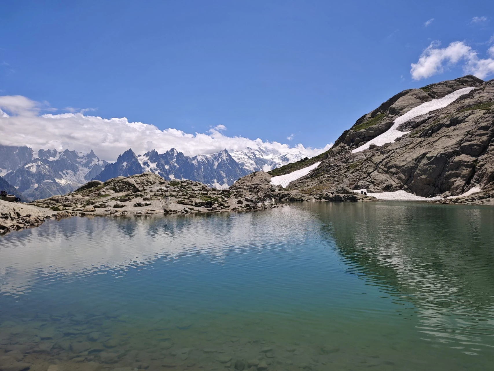 Der Lac Blanc (2.352 m) gegenüber den Aiguilles de Chamonix und dem Mont-Blanc-Massiv