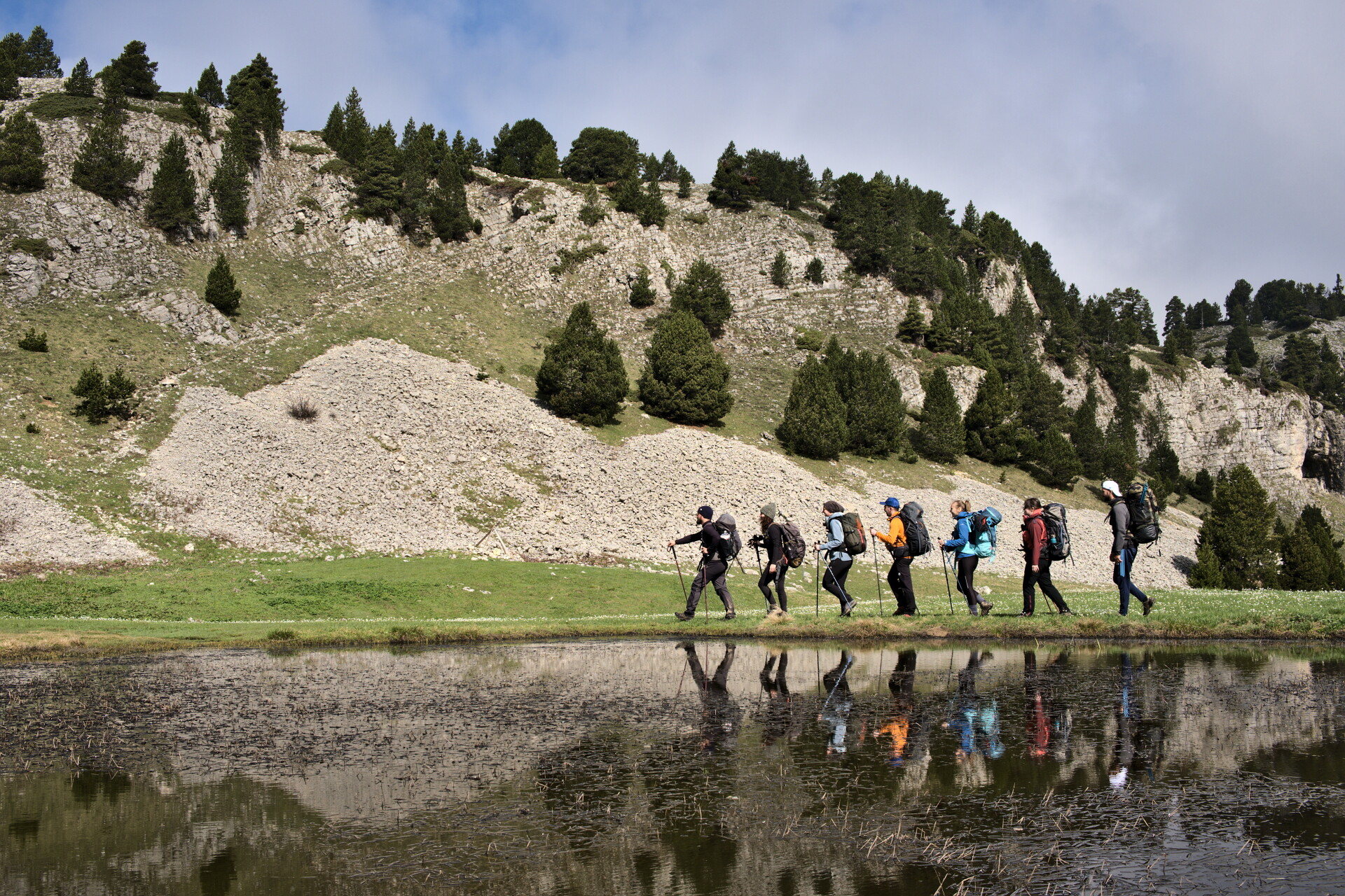 Lac Hauts Plateaux du Vercors avec randonneurs