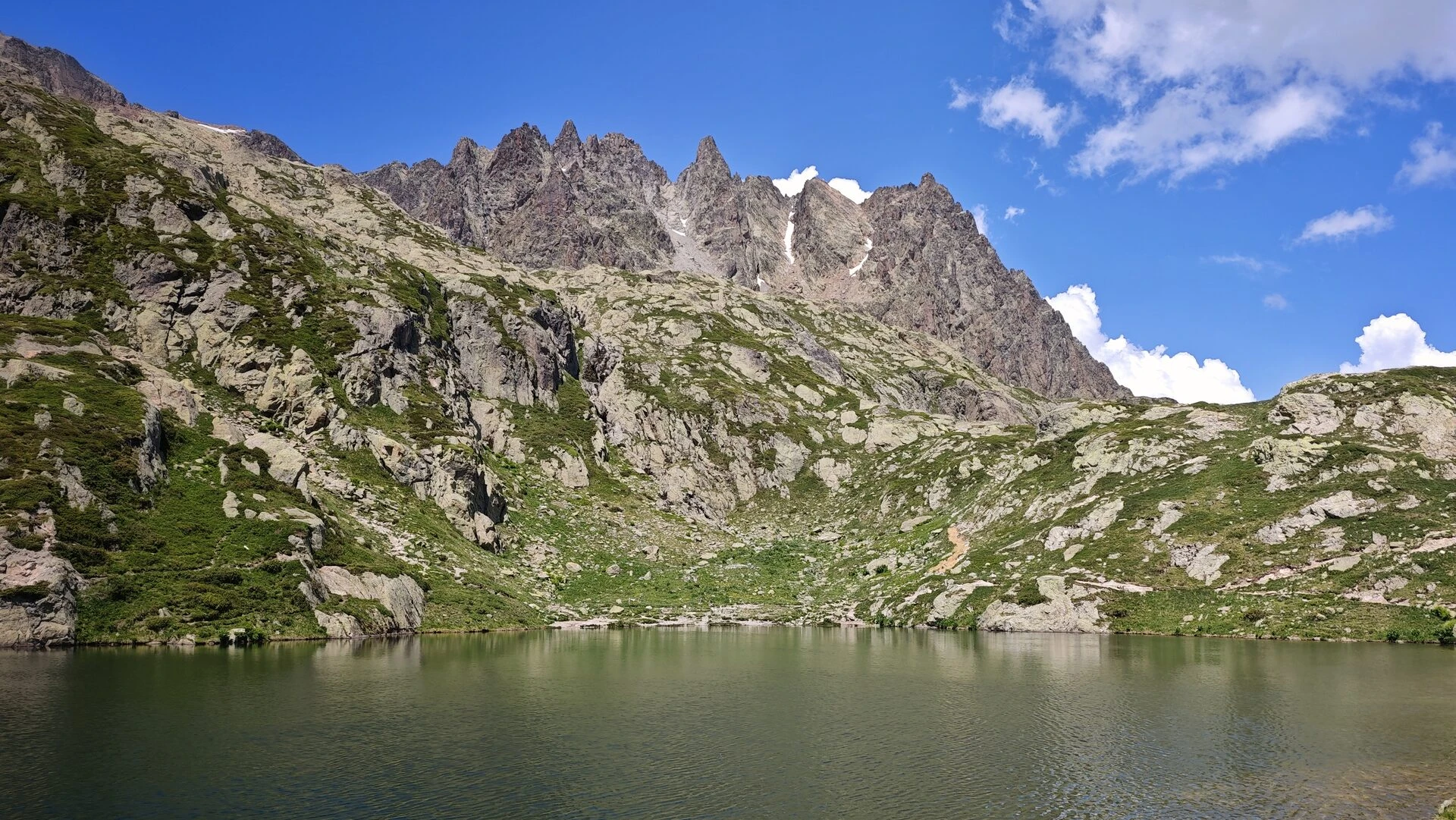 Einer der lacs des Chéserys am Fuß der Aiguilles Rouges, unterhalb des Lac Blanc