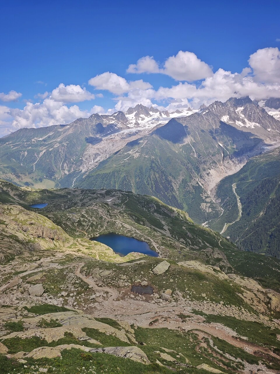 Ein lac des Chéserys auf seiner Geländestufe, darunter das Tal von Chamonix