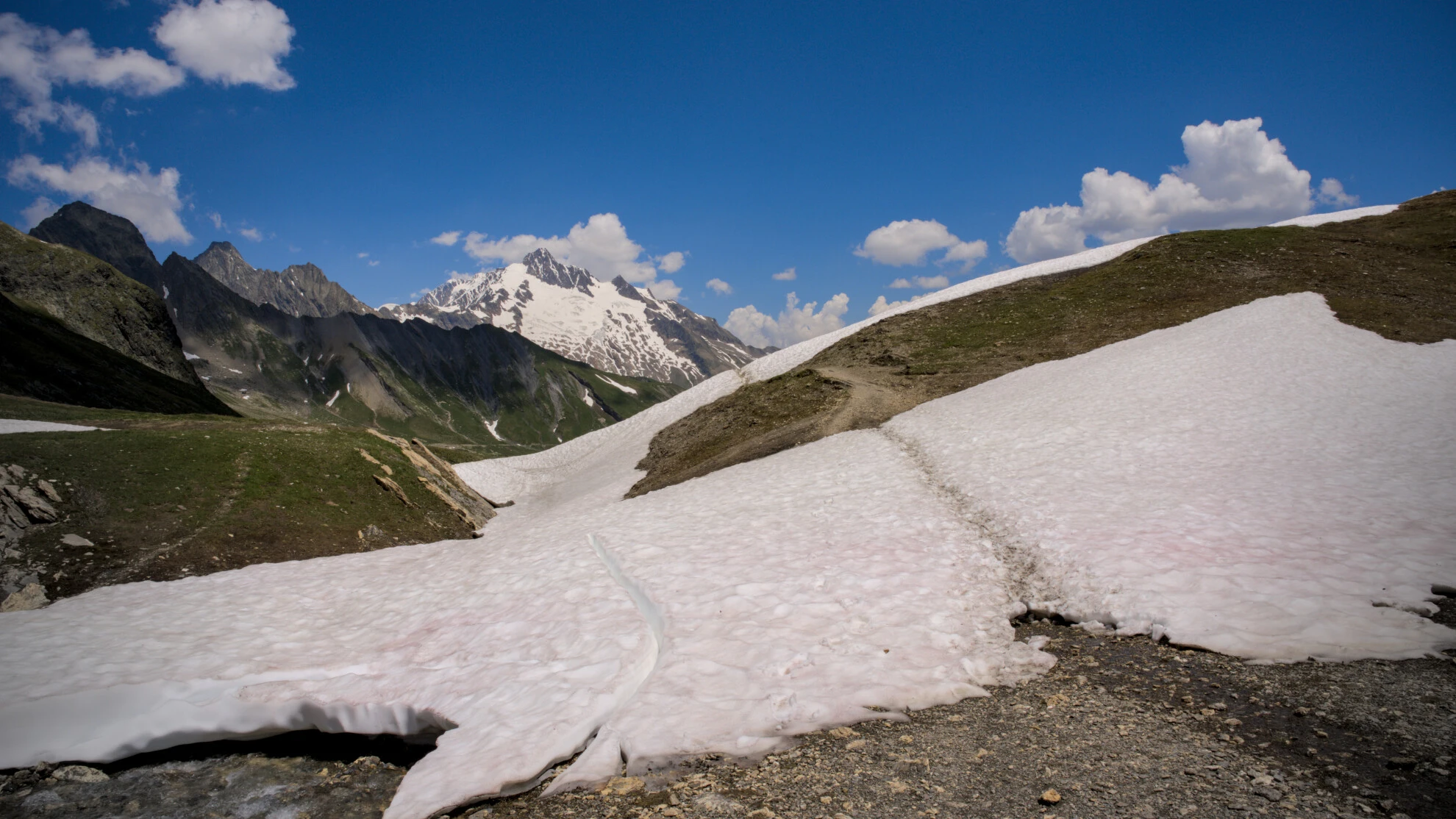 Noch breites Schneefeld auf dem Weg, Bereich des Col de la Seigne zu Saisonbeginn