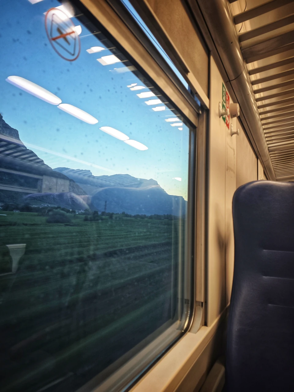 Sonnenaufgang im Zug Richtung Bozen