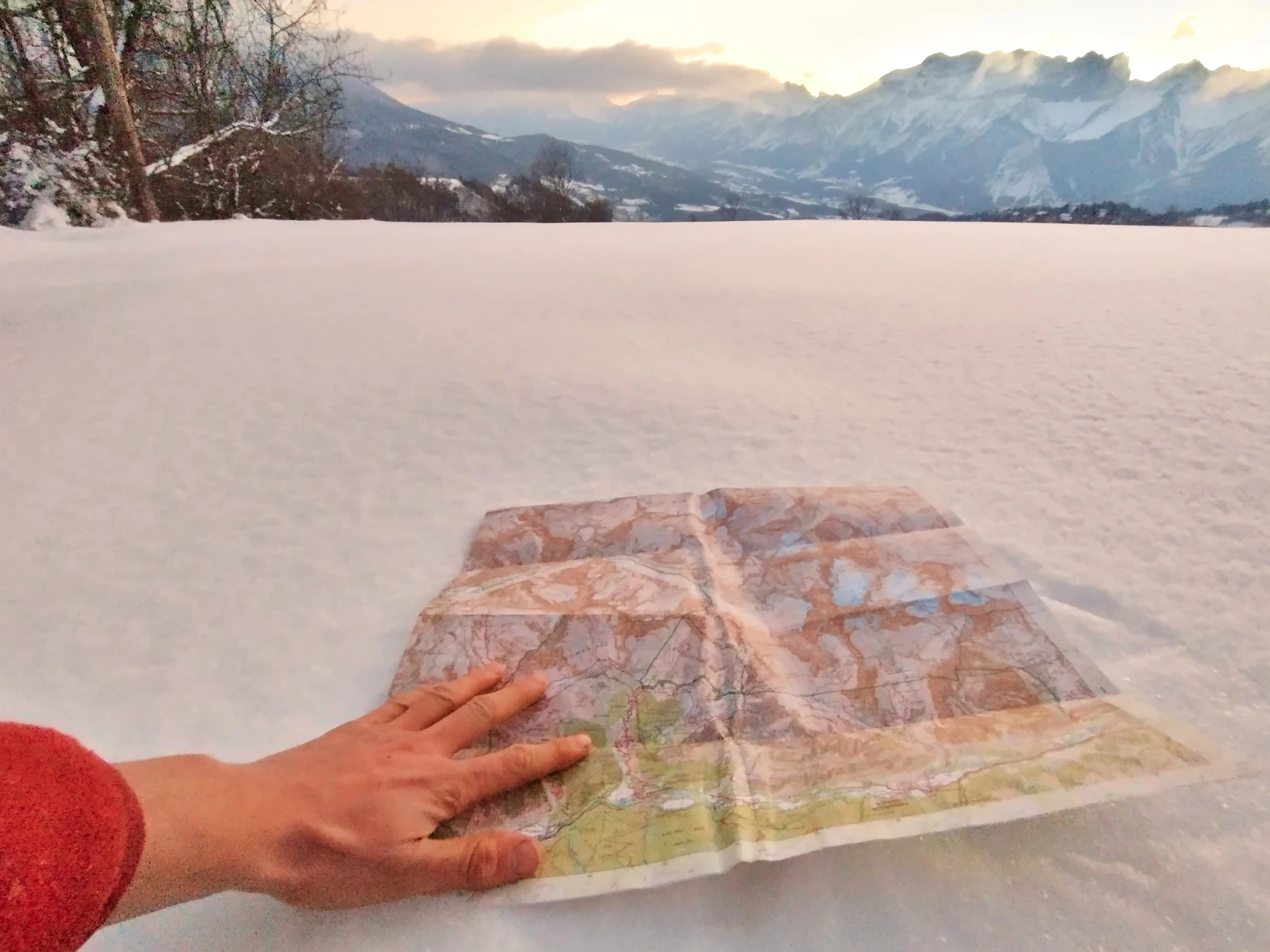 Ein Plateau im Champsaur unter Schnee. Der Weg liegt irgendwo unter unseren Füßen: Sobald die Markierung verschwindet, übernehmen Karte und Kompass.