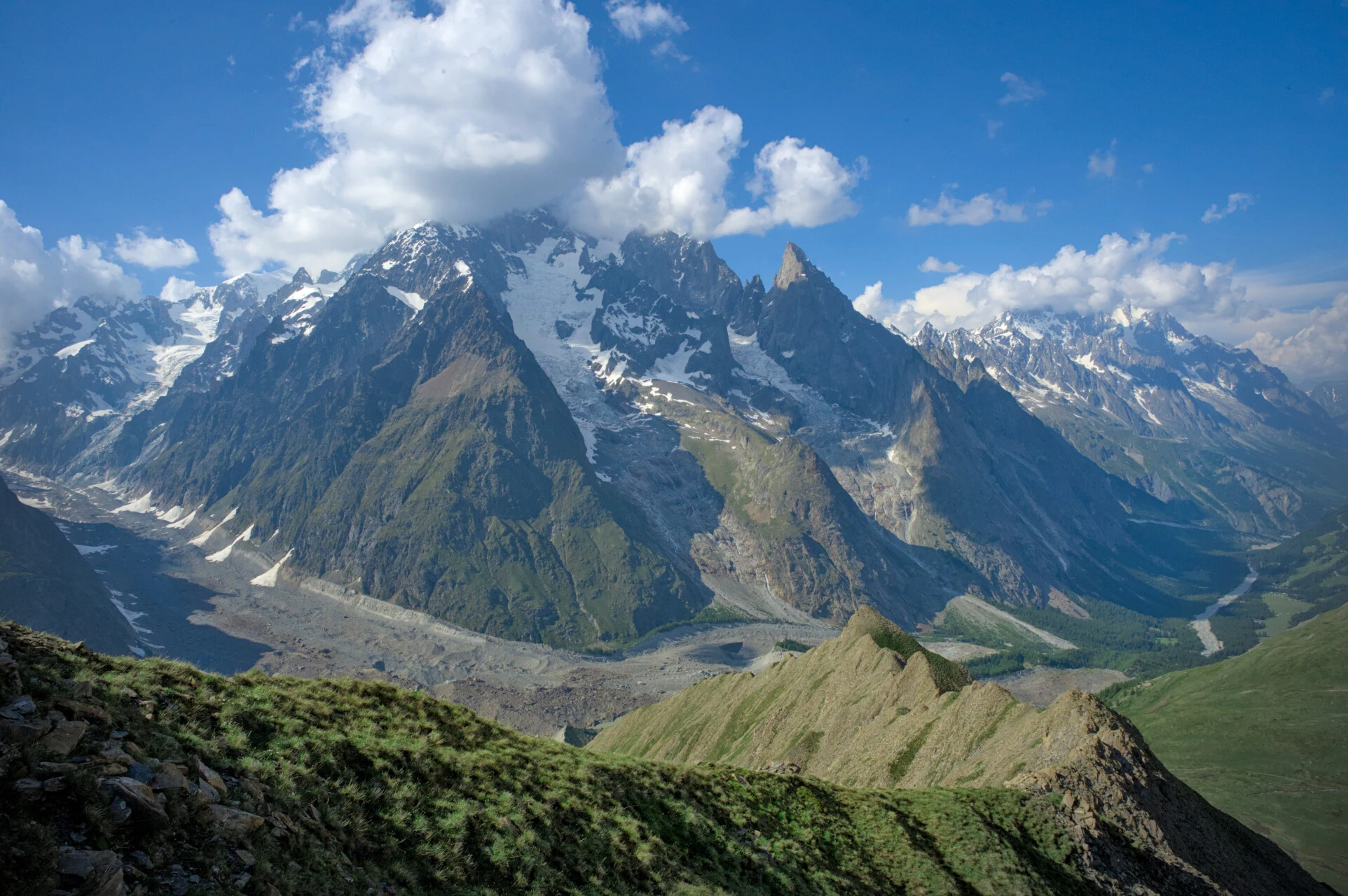 Das Mont-Blanc-Massiv vom Grat des Mont de la Saxe aus, italienische Seite
