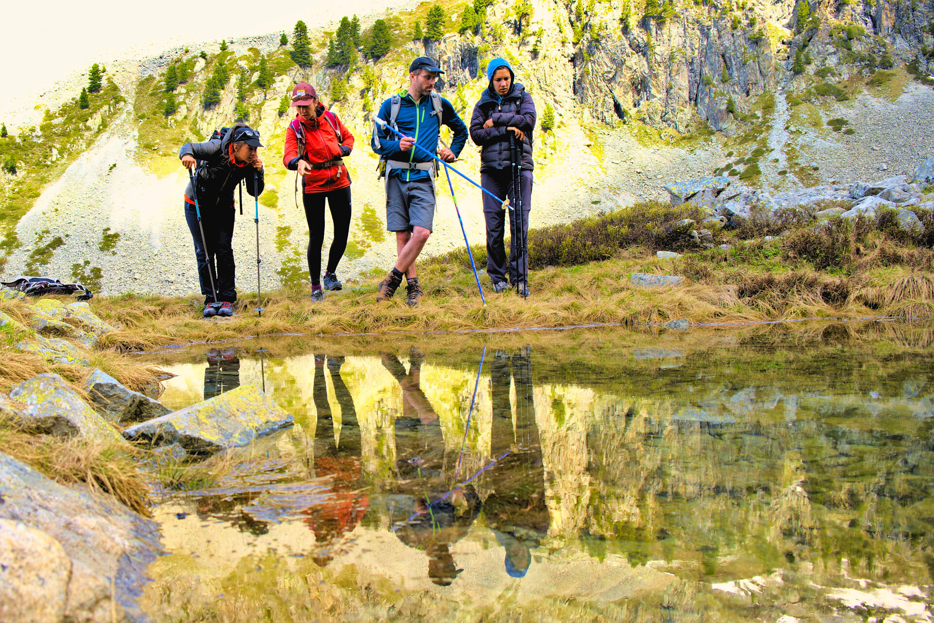 Wanderer bei einer Pause am Ufer eines Bergsees