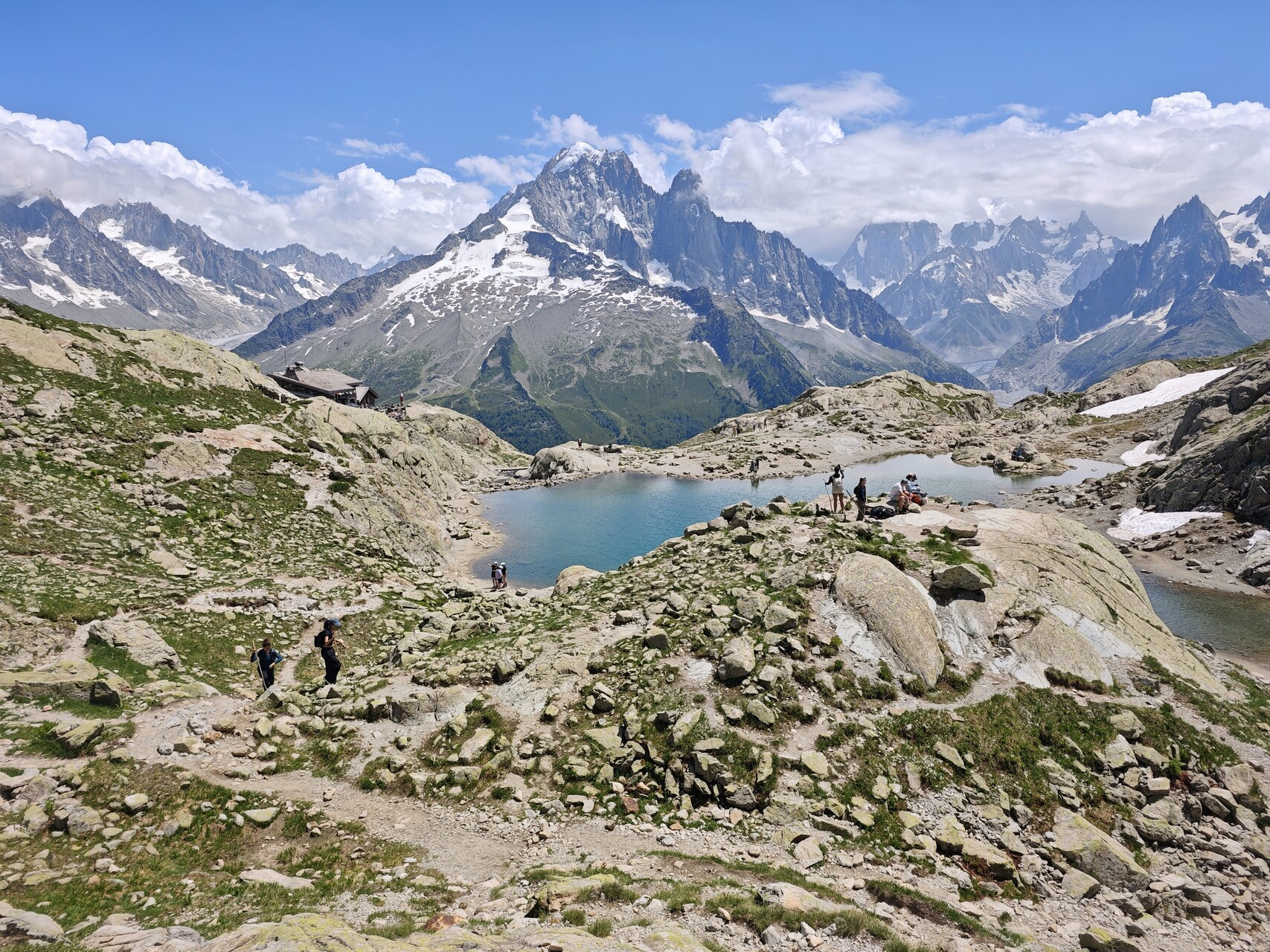 Pause pique-nique au bord du Lac Blanc, face au massif du Mont-Blanc