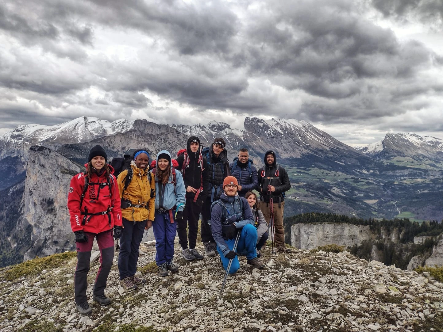 Eine Gruppe versammelt fast immer 2 oder 3 verschiedene Niveaus: Die Aufgabe des Bergwanderführers ist es, sie gemeinsam gehen zu lassen