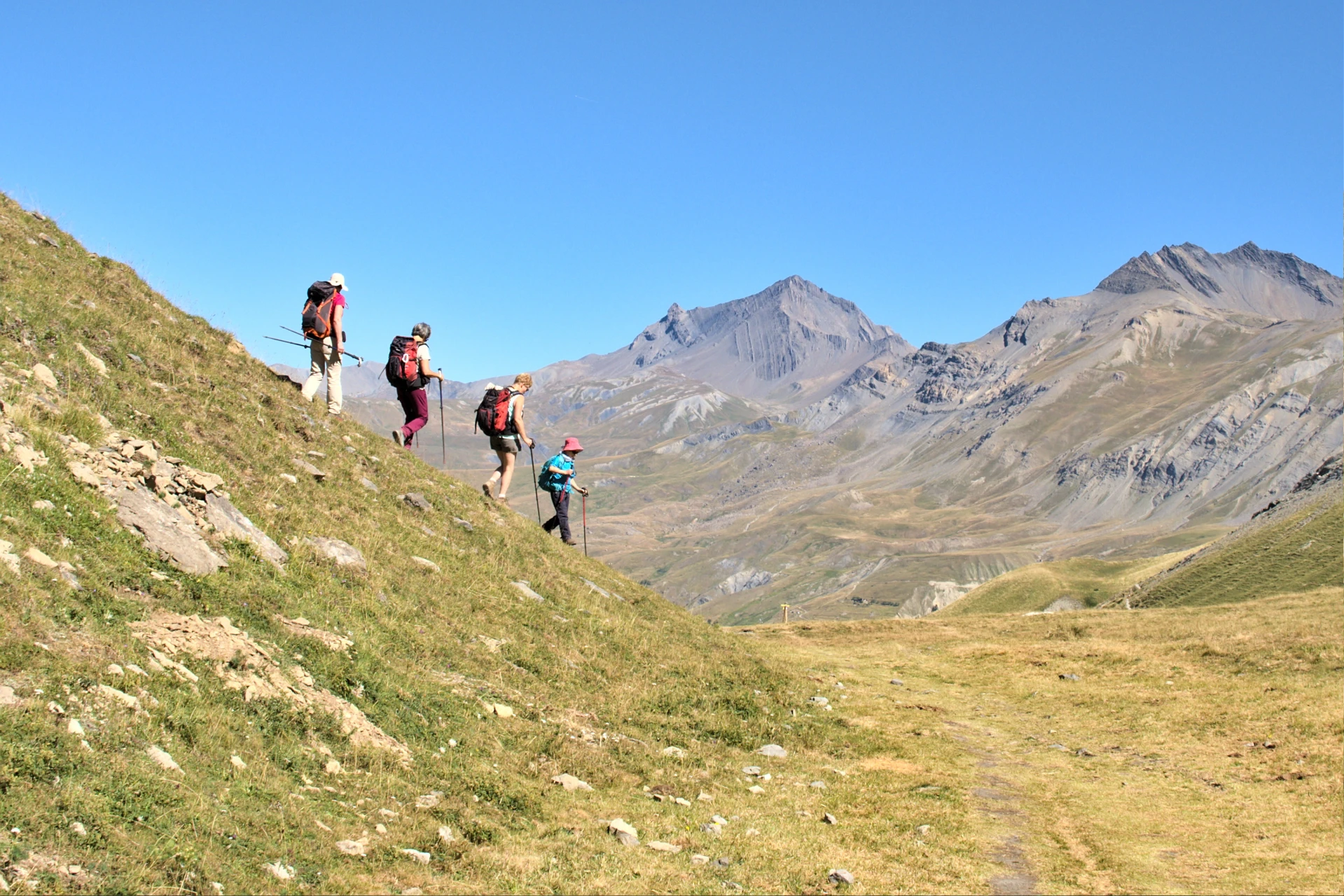 Aufstieg zu einer Hütte in den Hautes-Alpes. Keine Straße erreicht diese Etappe: Hier geht das Gepäck auf dem Rücken hoch, nicht im Fahrzeug.