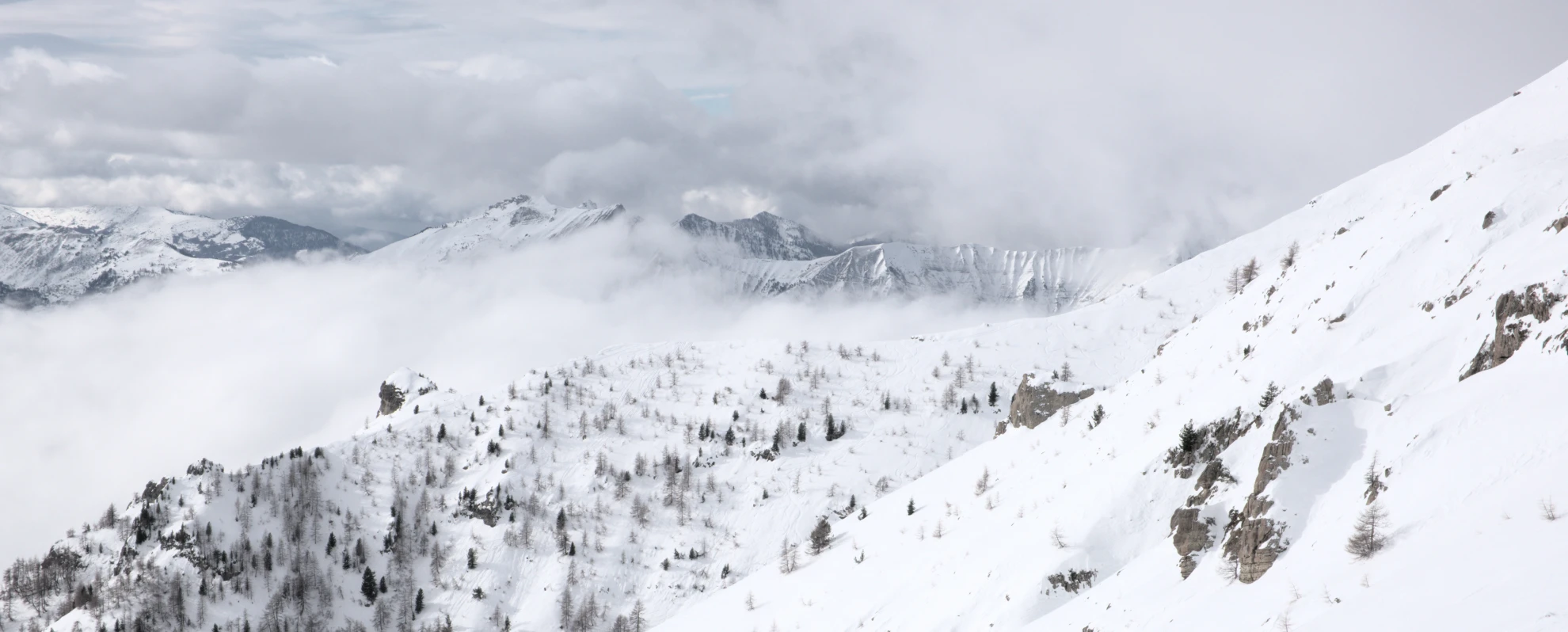 Verschneite Flanke des Vieux Chaillol über einem Nebelmeer