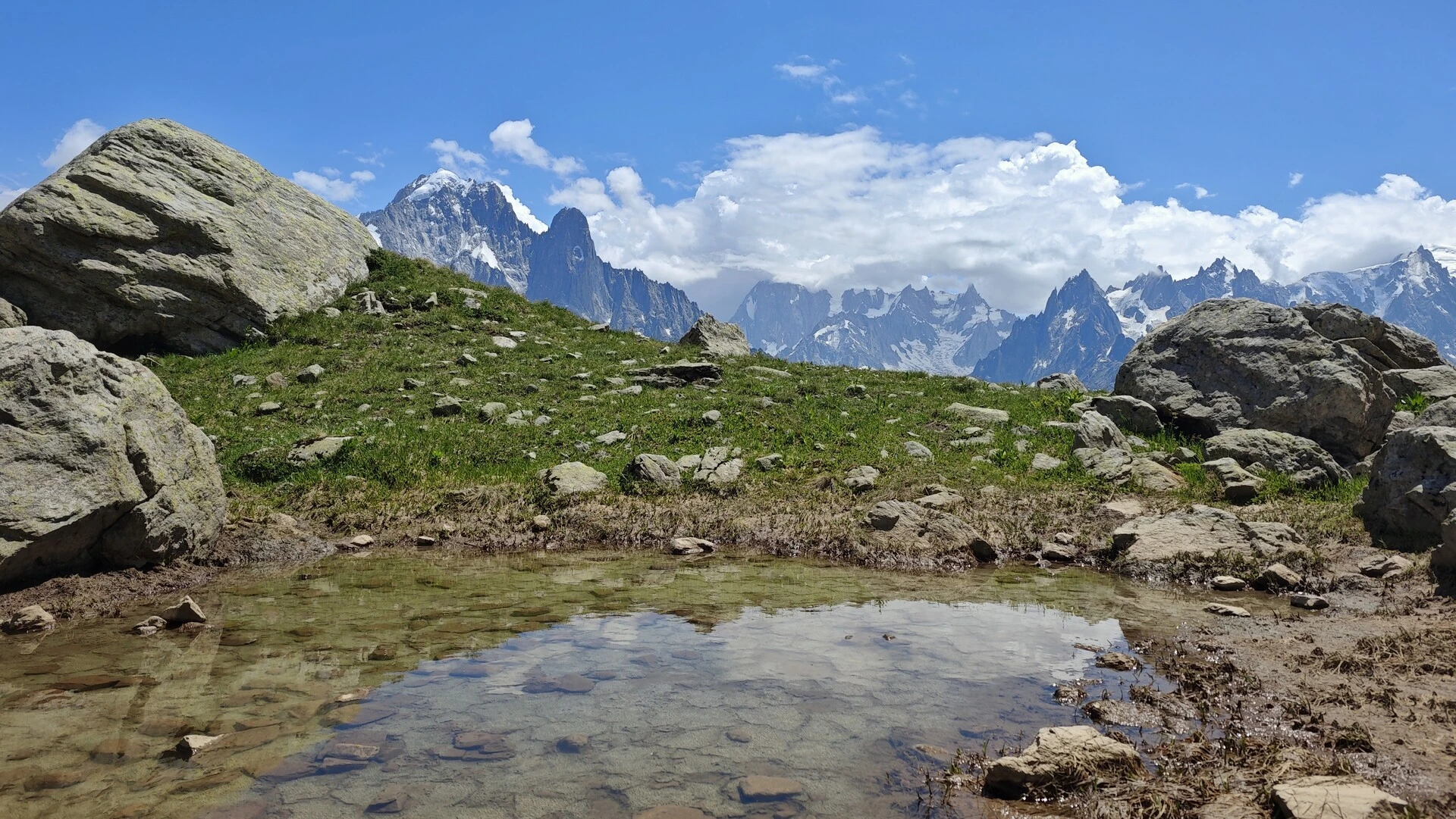 Das Mont-Blanc-Massiv spiegelt sich in einem der lacs des Chéserys