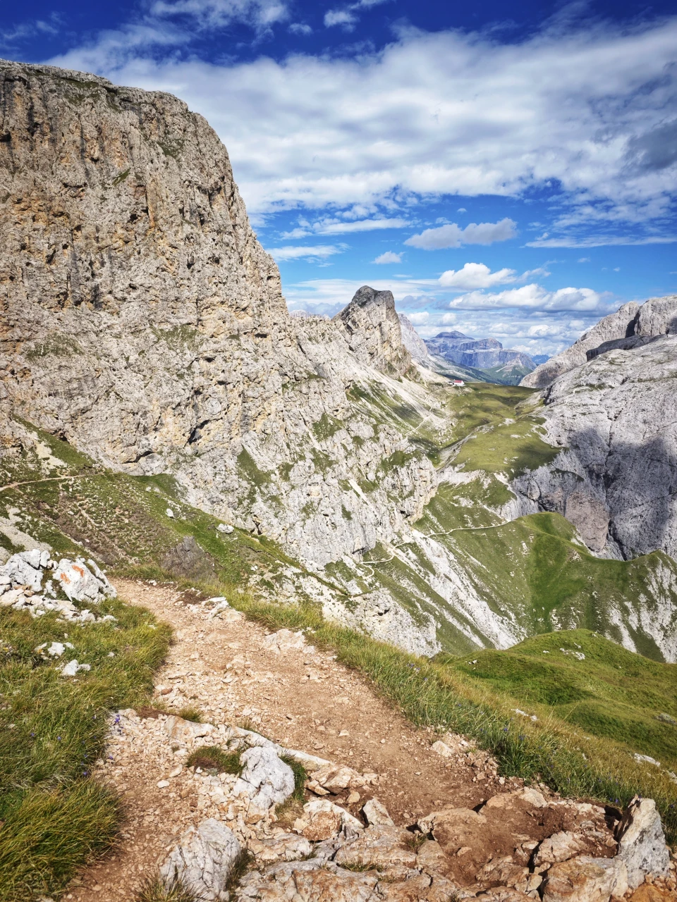 Das Rifugio Alpe di Tires oberhalb der Seiser Alm