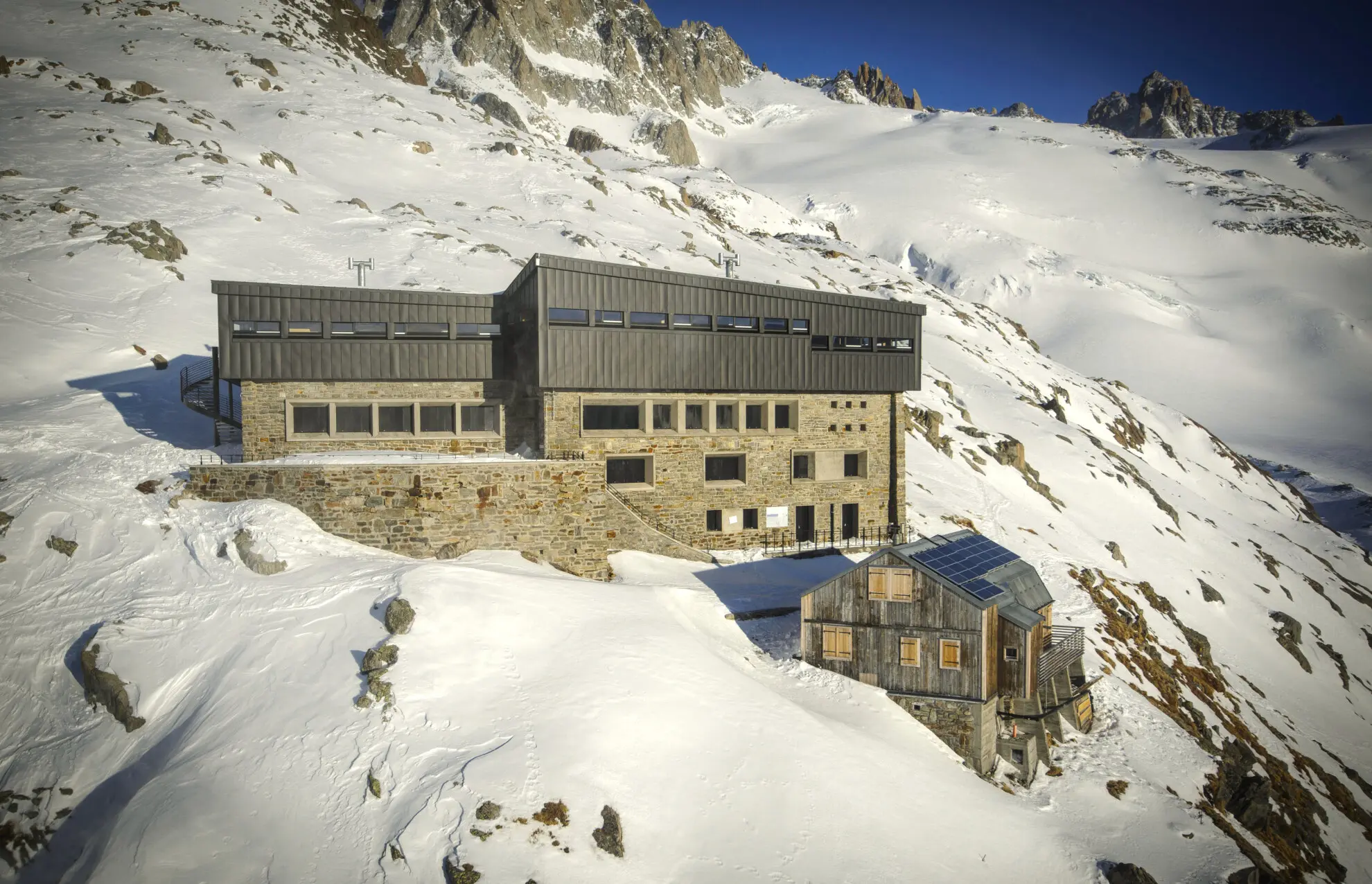 Das Refuge Albert Ier im Schnee, am Fuß des Glacier du Tour