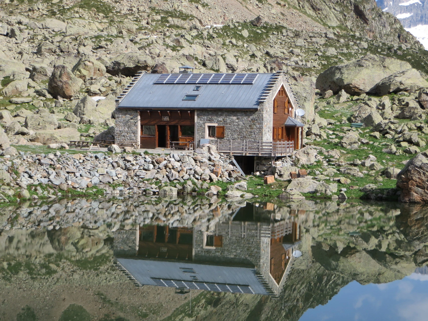 Die Vallonpierre-Hütte und ihr See