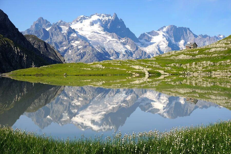 Der Lac du Goléon und die Hütte, mit der Meije und ihren Gletschern im Hintergrund