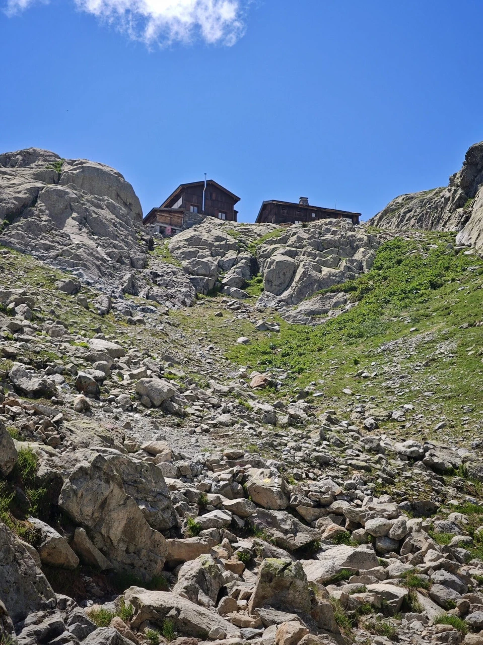 Das Refuge du Lac Blanc, auf den Platten oberhalb des Aufstiegswegs