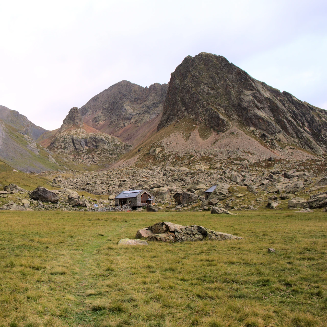 Das Refuge de Vallonpierre und sein See am Fuß des Sirac