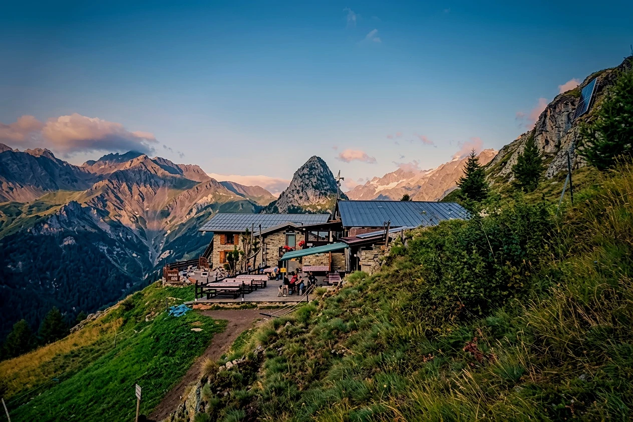 Rifugio Giorgio Bertone, erster Aussichtsbalkon oberhalb von Courmayeur