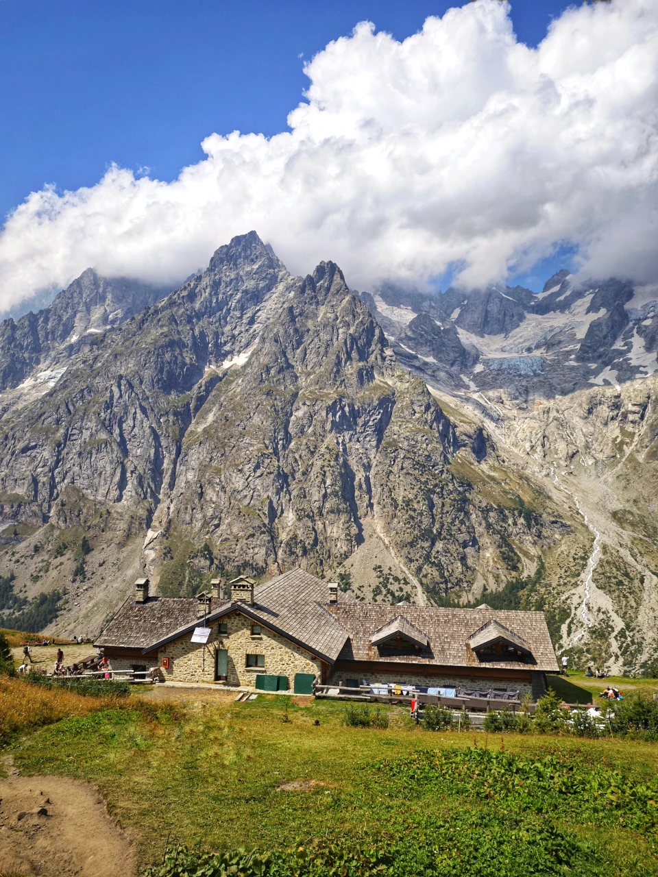 Refuge Walter Bonatti en face de la Pointe Walker - Mont Blanc