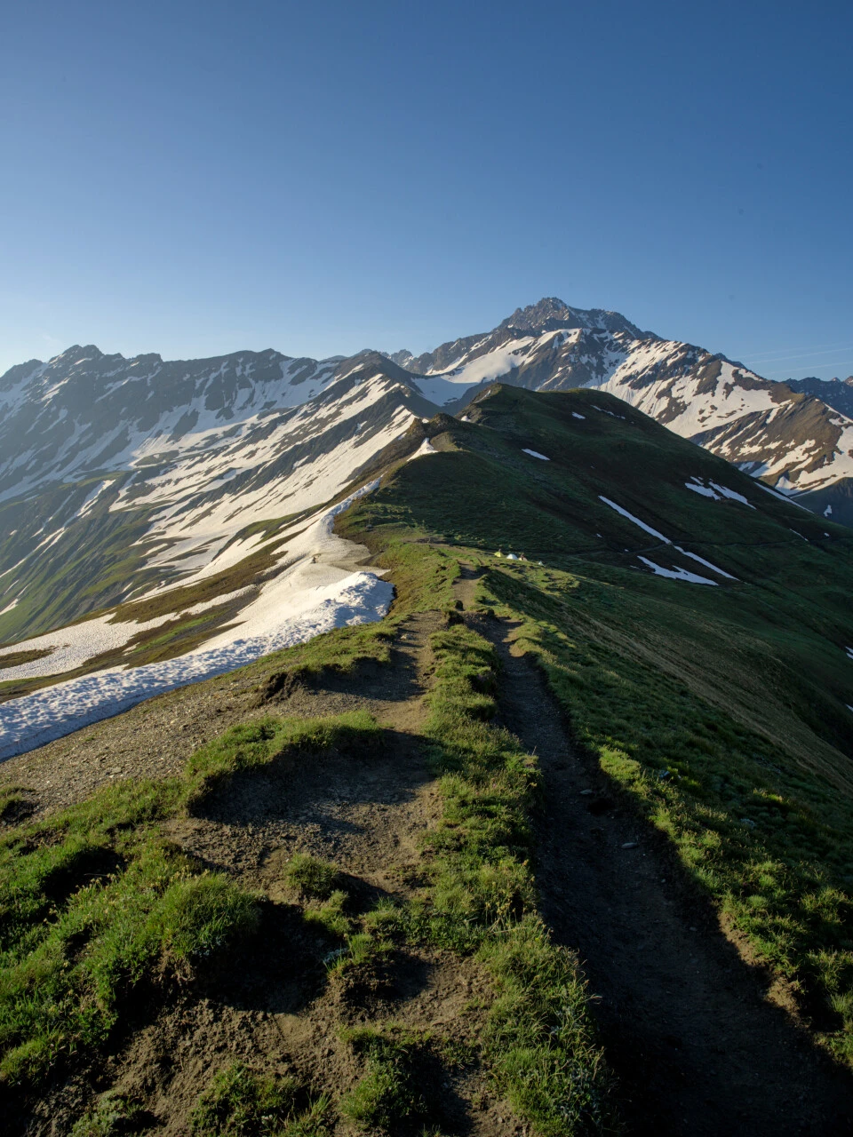 Der Gratweg am frühen Morgen, Bereich der Cols Ferret