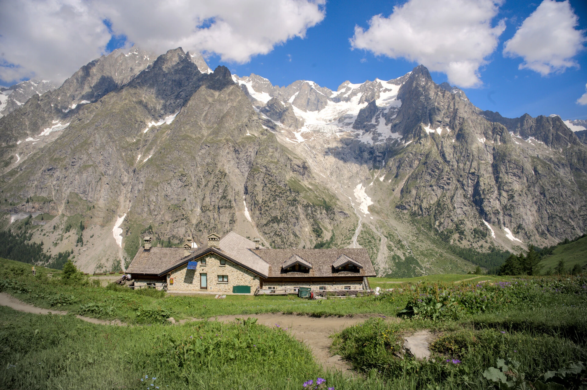 rifugio-bonatti-green-meadow-mont-blanc-massif-summer-tmb.jpg - 69a1ed7082077