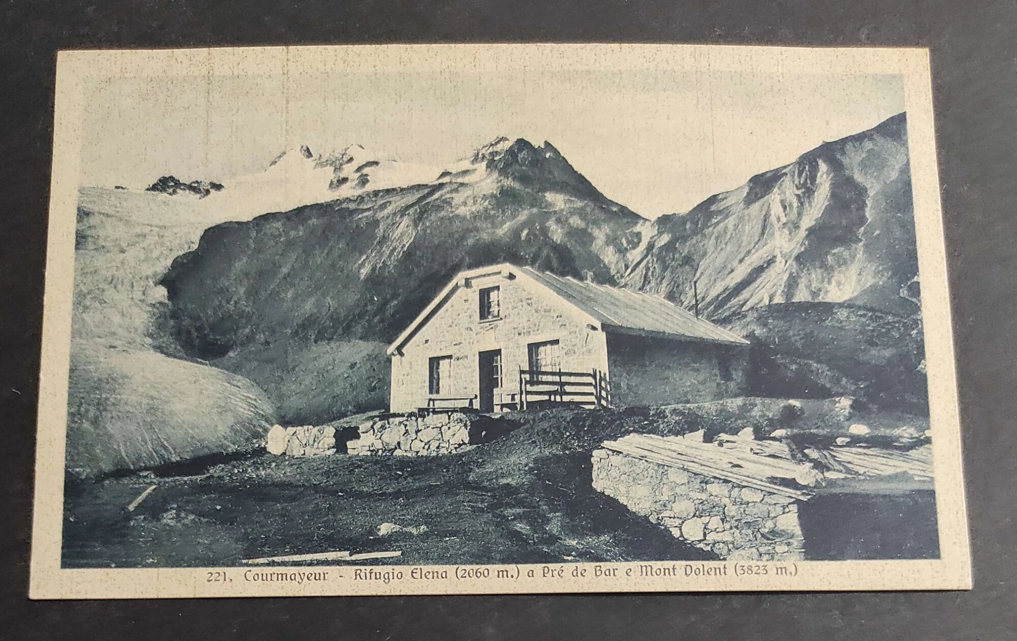 Rifugio Elena unter dem Gletscher von Pré de Bar, vor dem Grand Col Ferret