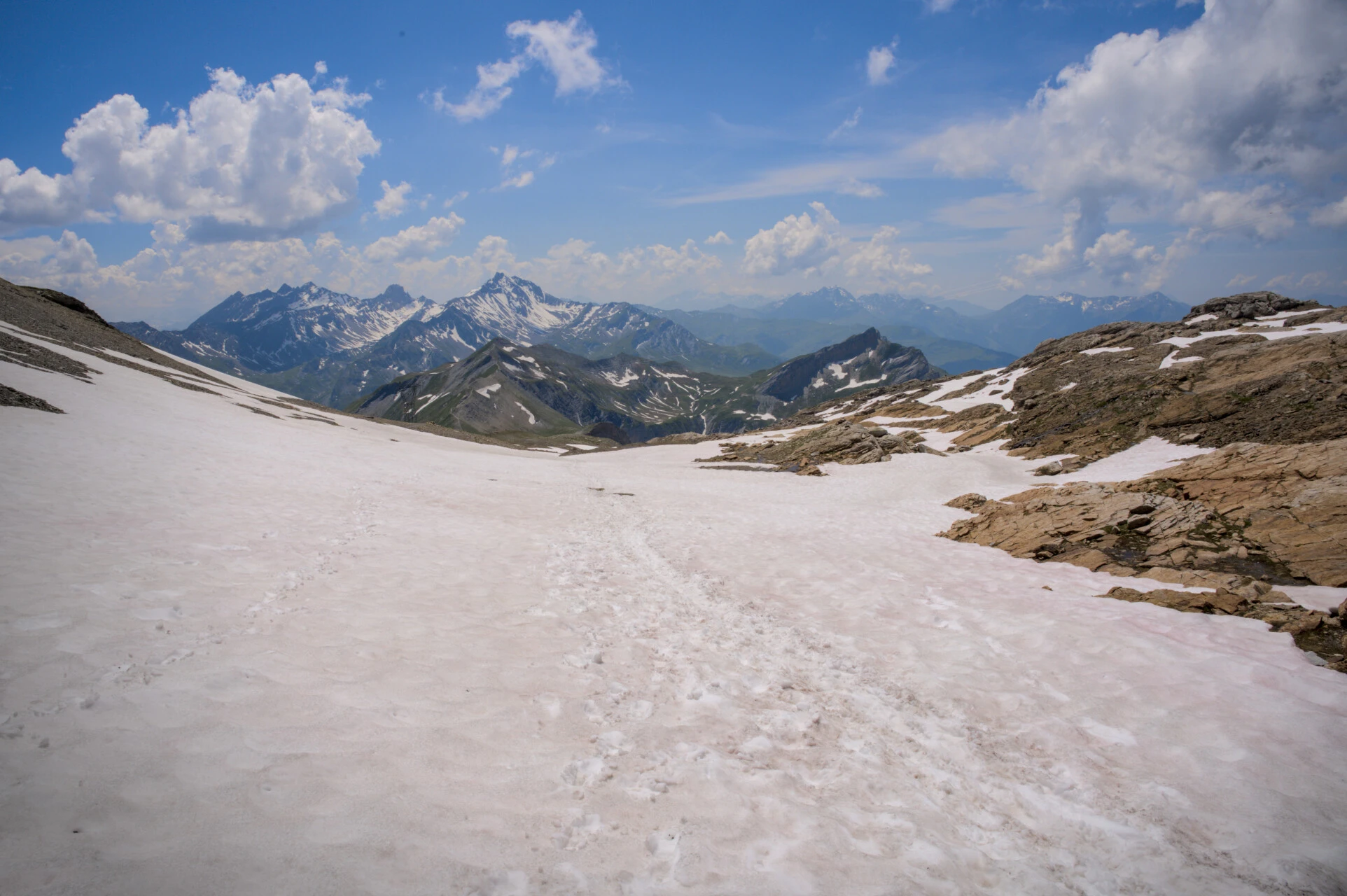 Schneefeldquerung am Col de la Croix du Bonhomme, zu Saisonbeginn