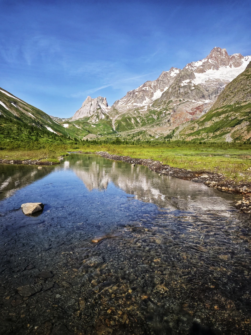 Der Col de la Seigne, gesehen vom Lac Combal, am Start der Variante