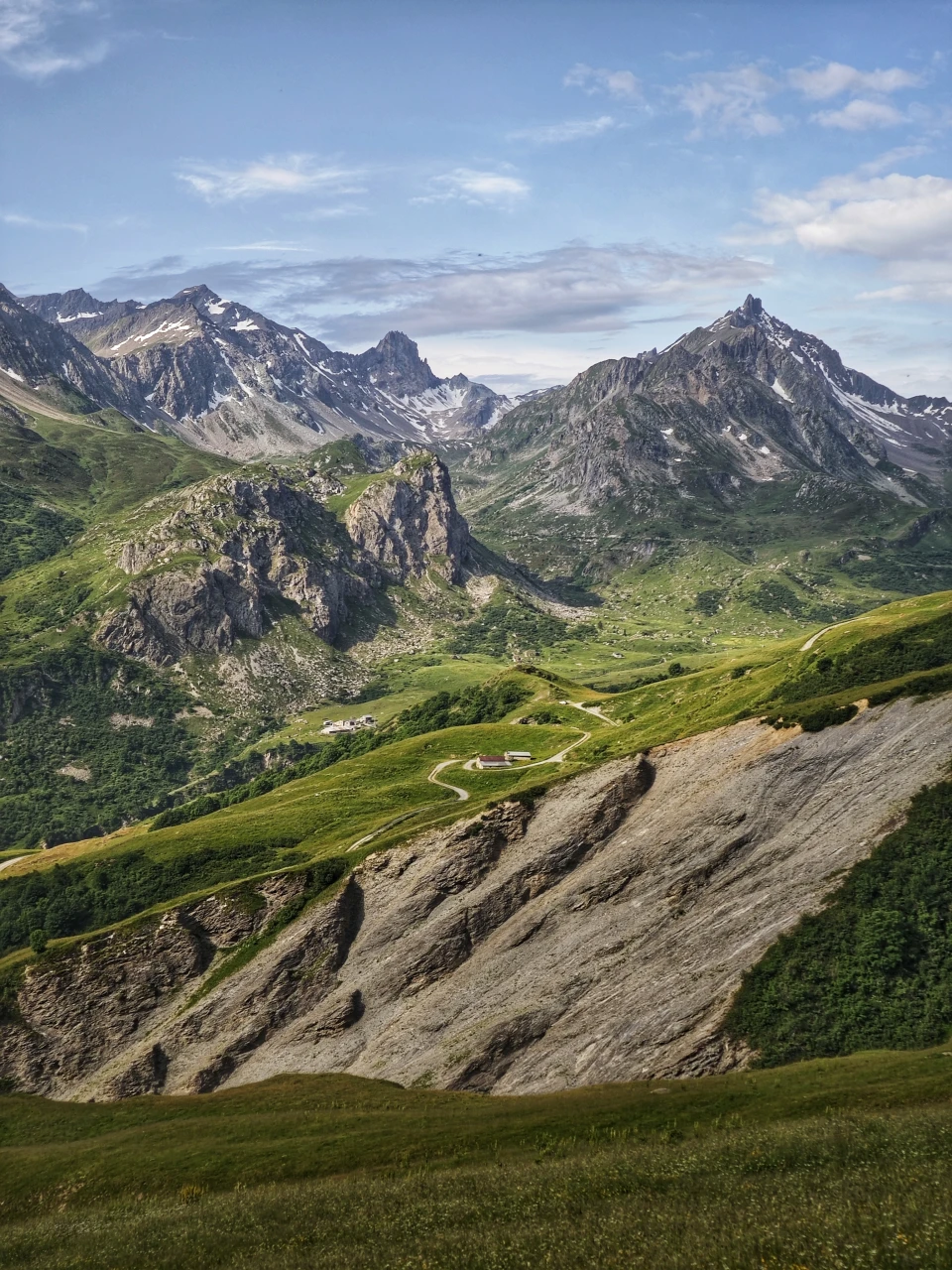 Der Col des Fours (2.665 m), gesehen vom Bereich des Refuge des Mottets, Beaufortain-Seite
